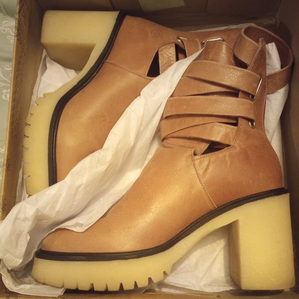 Free People Jesse cut out boot English tan sz 38.5/US 8 boxed!